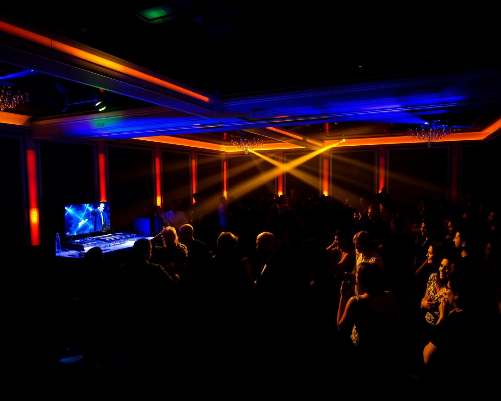 Galas — Uplighting & live DJ